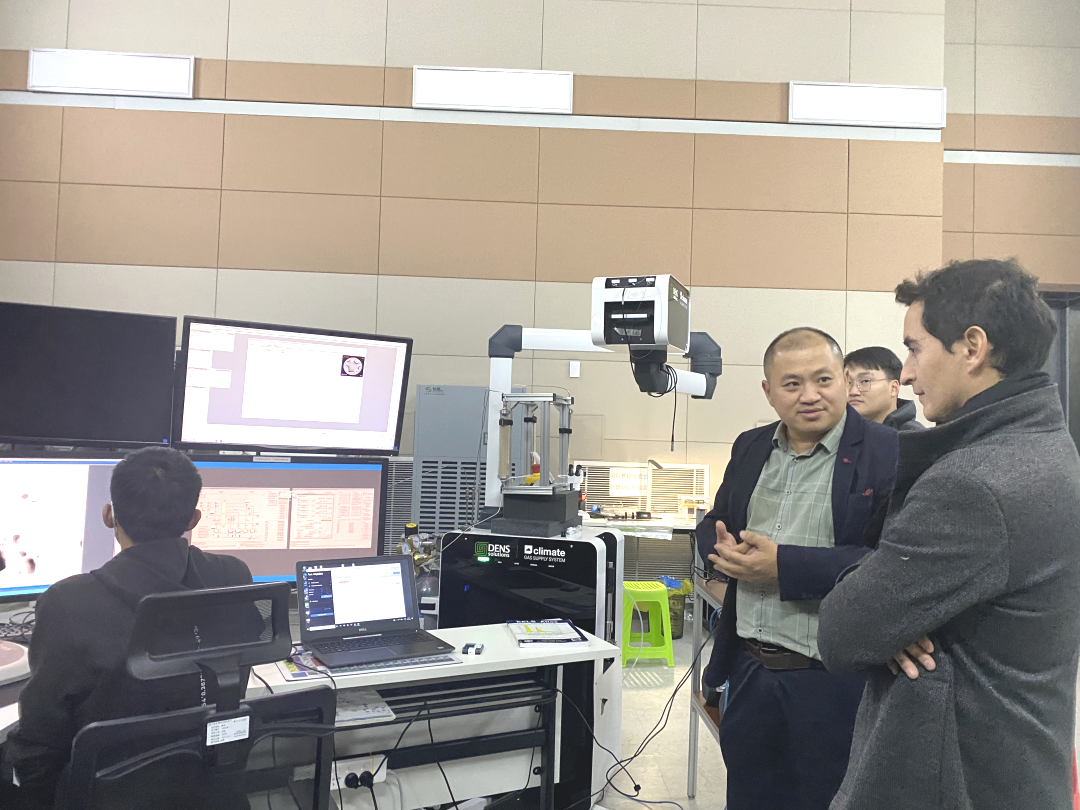 DENS CEO 参观大连化物所电镜中心