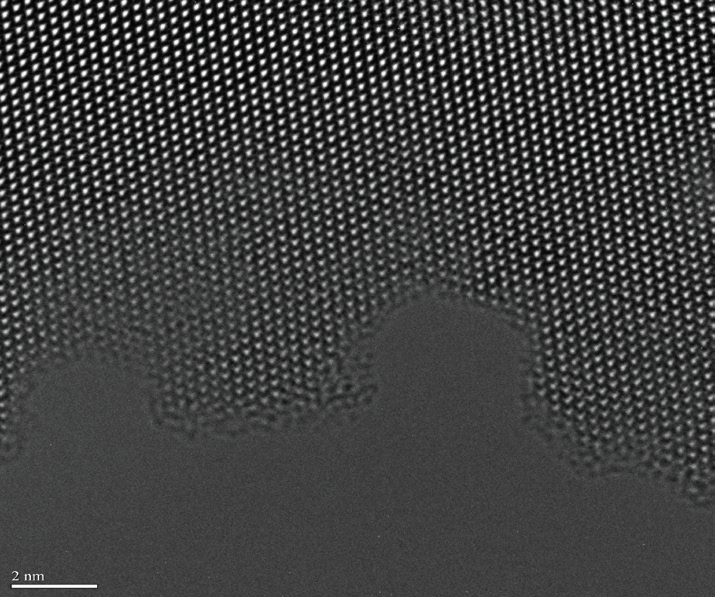 使用高能离子枪研磨后,样品通过 300 eV 的低能离子枪进行精细处理